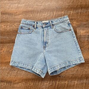 Abercrombie & Fitch The dad short high rise Jean short